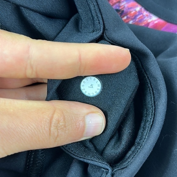 Lululemon Sweat & Repeat Tight *28" Black / Dahliascape Multi - Picture 3 of 4